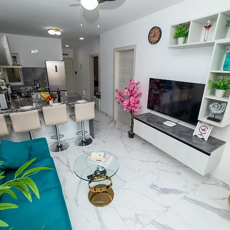 Sea Breeze, Spacious 2-Bedroom Lux Seaside Apartments St. Paul's Bay Exterior photo