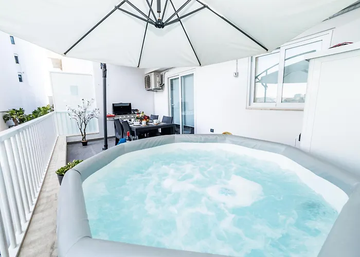Sea Breeze, Spacious 2-Bedroom Lux Seaside Apartments