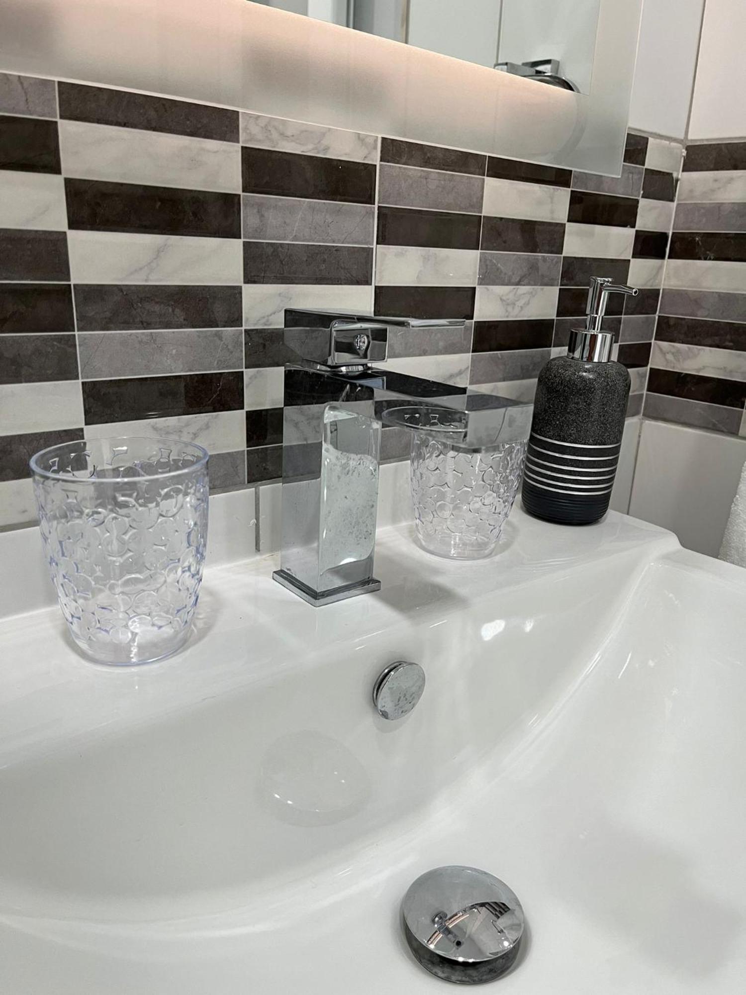 Sea Breeze, Spacious 2-bedroom Lux Seaside St. Paul's Bay