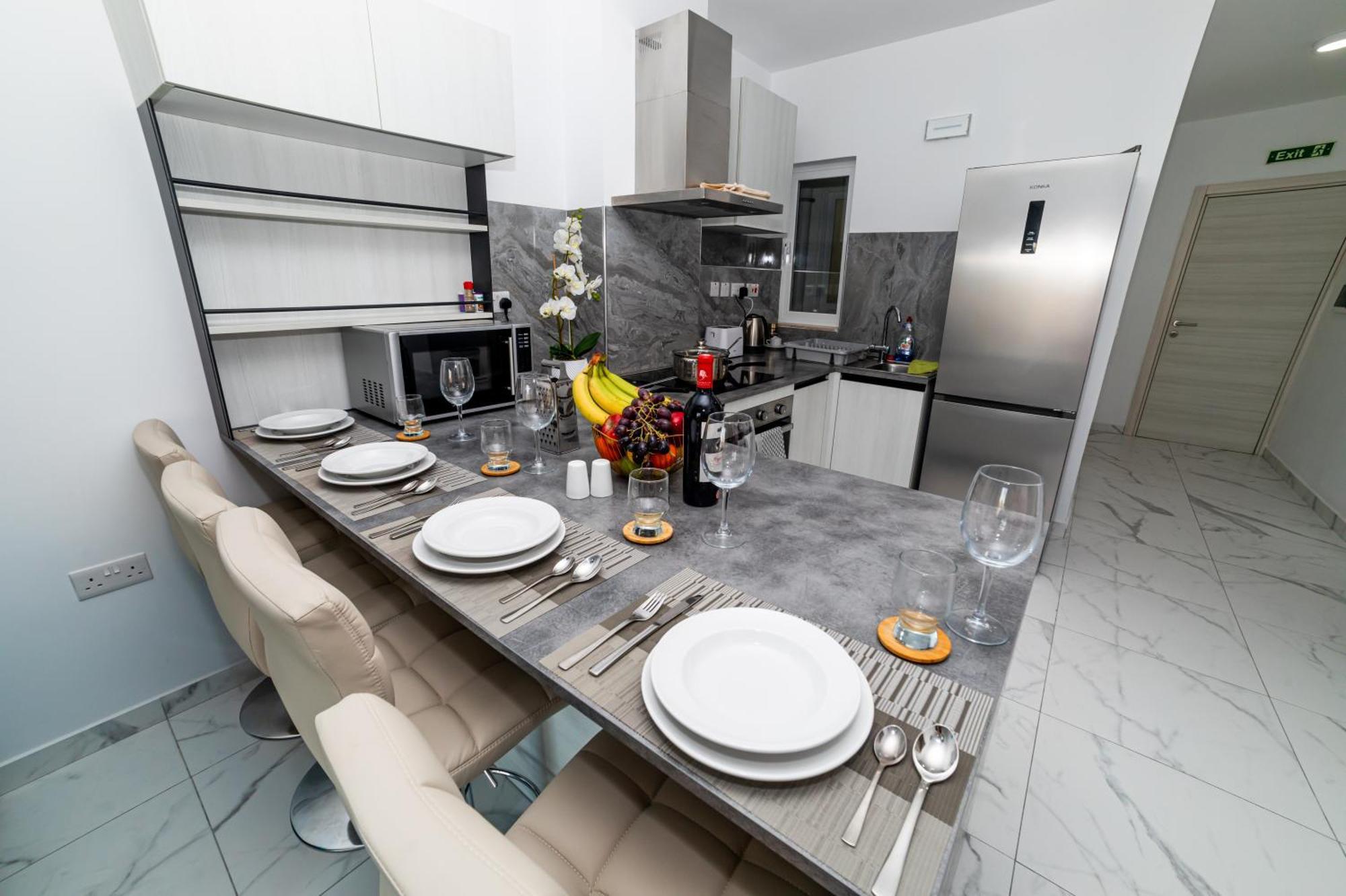 Sea Breeze, Spacious 2-bedroom Lux Seaside Apartment