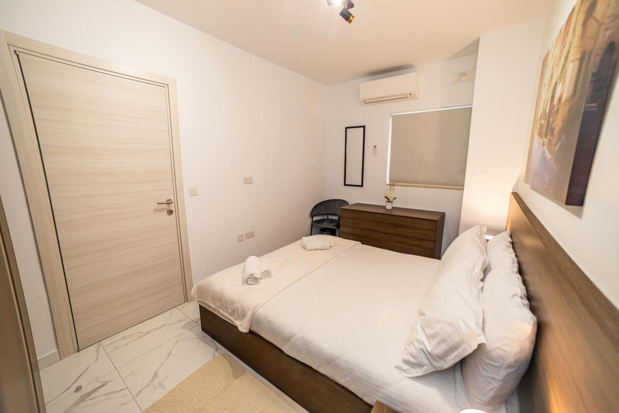 Sea Breeze, Spacious 2-bedroom Lux Seaside Apartment
