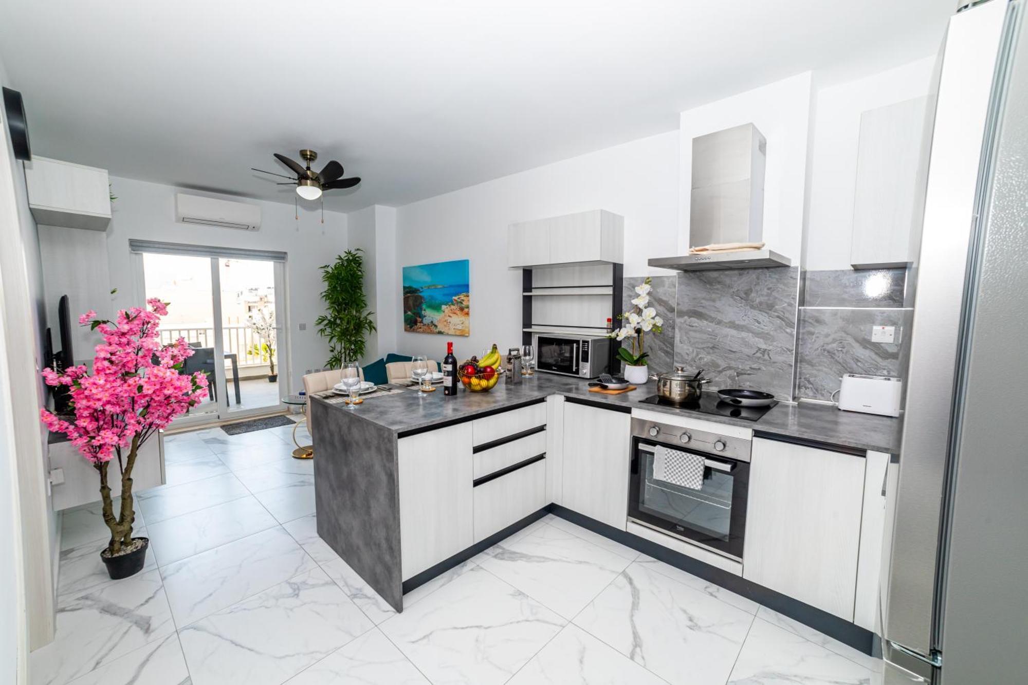 Sea Breeze, Spacious 2-bedroom Lux Seaside St. Paul's Bay