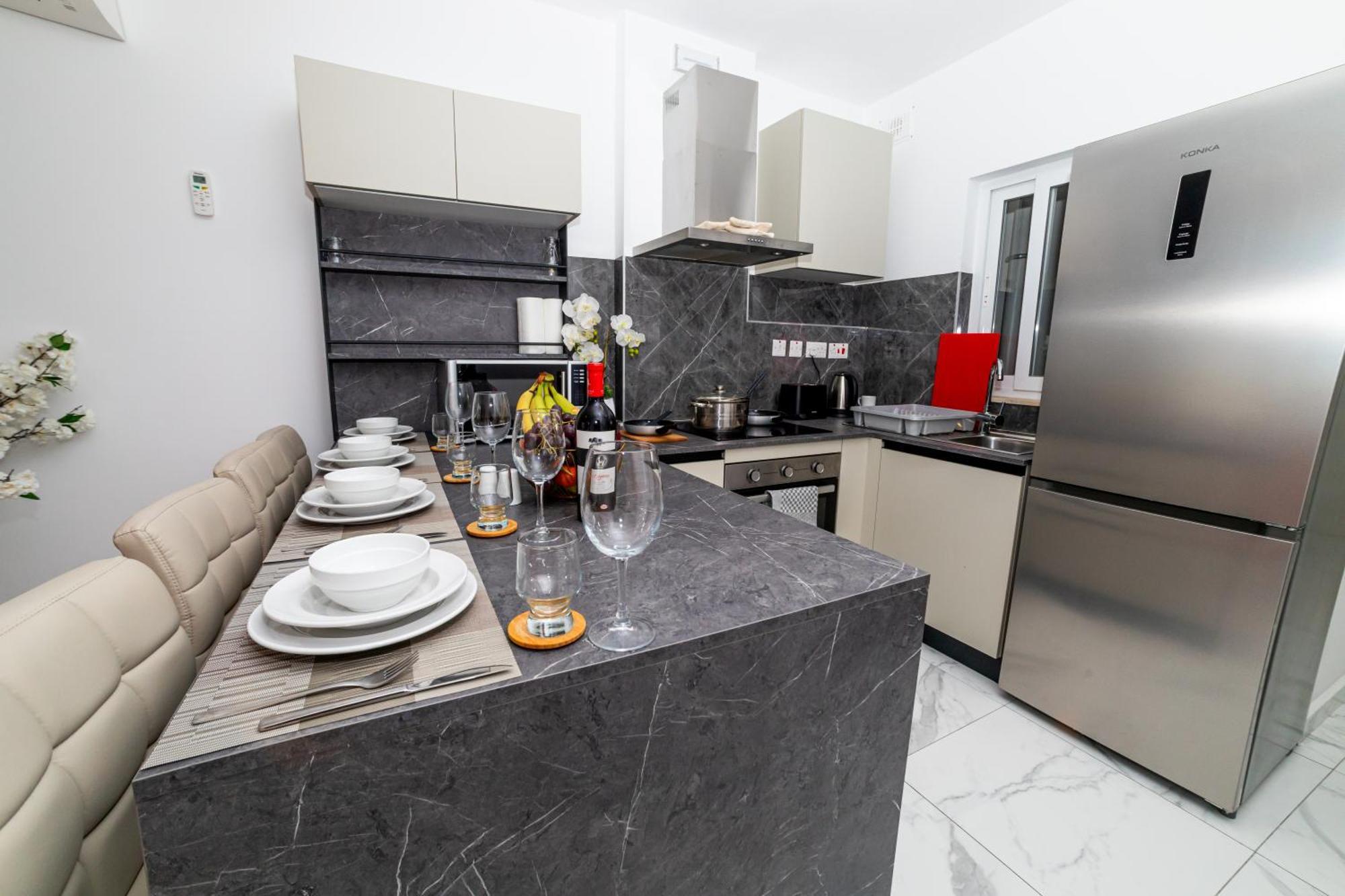 Sea Breeze, Spacious 2-bedroom Lux Seaside * St. Paul's Bay