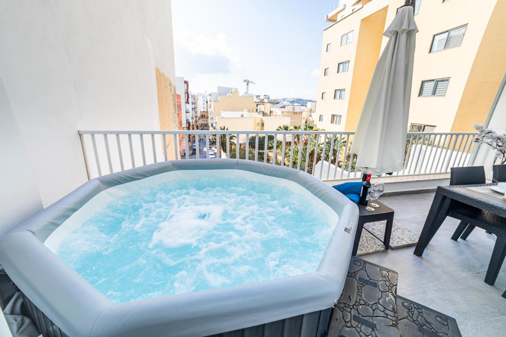 Sea Breeze, Spacious 2-bedroom Lux Seaside Apartment *