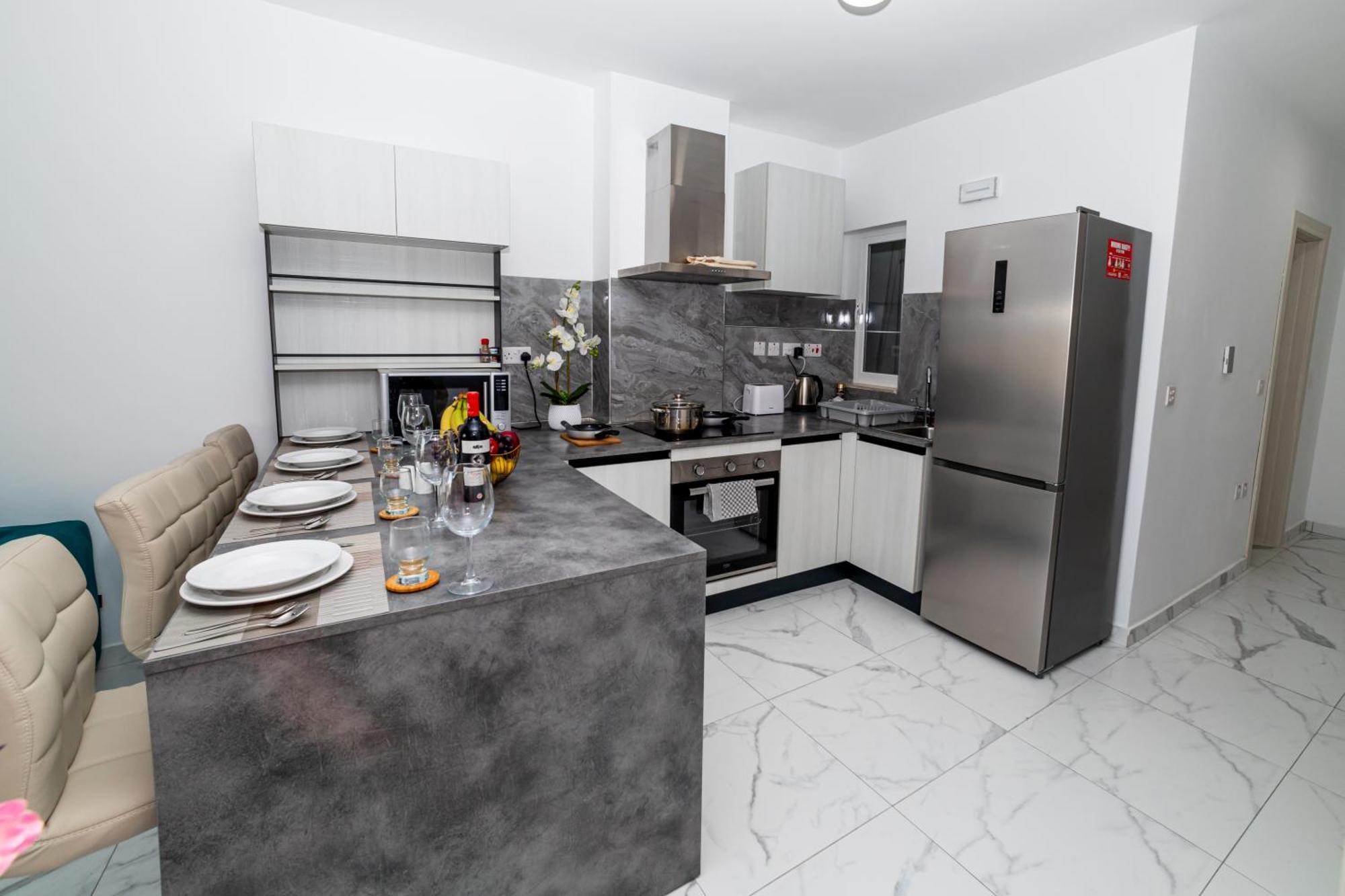 Sea Breeze, Spacious 2-bedroom Lux Seaside Apartment *