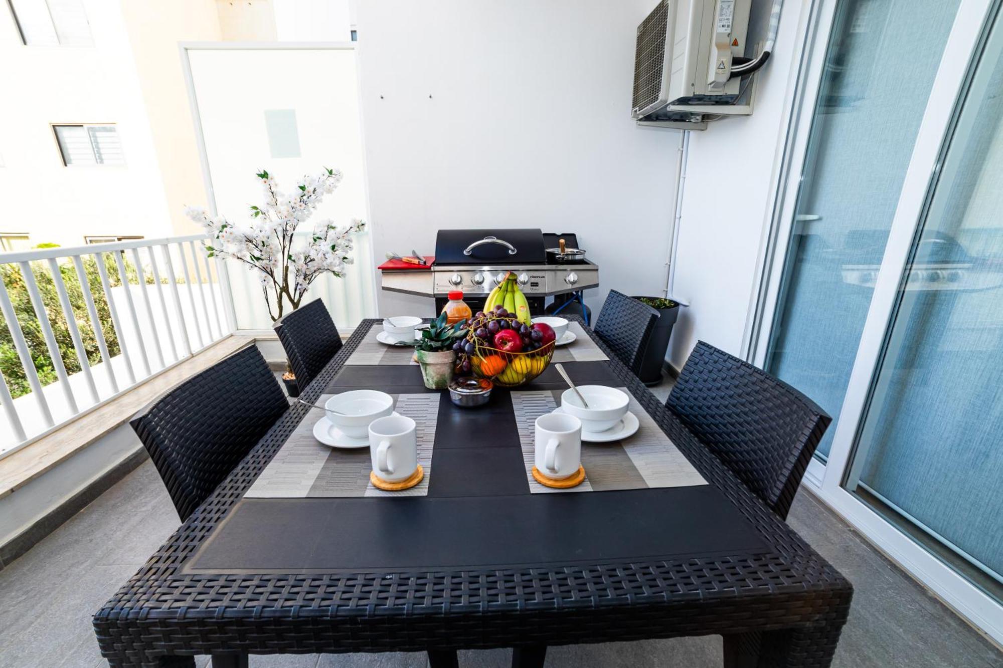 Apartment Sea Breeze, Spacious 2-bedroom Lux Seaside St. Paul's Bay